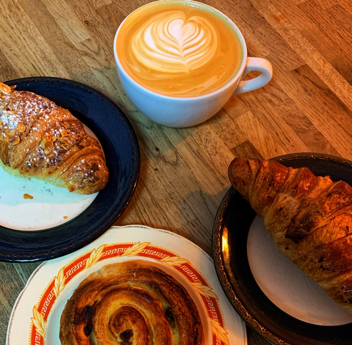 GreenMonkeyLDN's tweet photo. It’s a coffee and a pastry kinda morning. #freshpastries #coffee #latteart #almondcroissant #croissant #painauraisin #greenmonkeyldn https://t.co/HfyGQYQipj