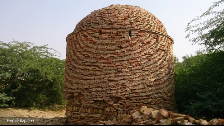 Harrand FortA near circular fort which is located near the town of Dajal. Originally built by Raja Harnacus it was later used by the Gorchani tribe of the Baloch. A battle was fought between them and the Sikhs in 1831 which the Sikhs won.