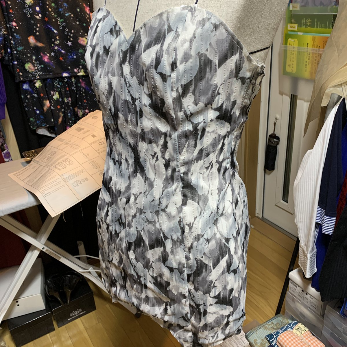 liutom92f's tweet image. US14で、自分と同じサイズのトルソーにピッタリ…
1mmも太れん…:(；ﾞﾟ&apos;ωﾟ&apos;）:
裾にめっちゃフリル付く予定だけど、裏布が届くまで小休止。
ラメ入りの布にシフォンを重ねてみたけど、見える…か？ライトが当たったら光ることを願おう…
#voguepatterns #v1495