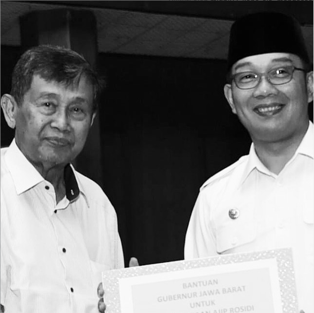 ridwankamil's tweet photo. Turut berduka cita atas berpulangnya Sastrawan Sunda yg luar biasa, Bpk Ajip Rosidi. Beliau budayawan yg memajukan sastra Sunda termasuk mendirikan perpustakaan utk kepentingan umum. Semoga dedikasi almarhum jd inspirasi, semoga diterima iman islamnya &amp; husnul khatimah. Aamiin. https://t.co/Q2TOl33THl