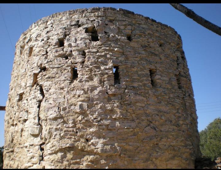 Fort MunroThe city was constructed in the late 19th Century by the British administrator Robert Sandeman. There are the remains of an old fort here.