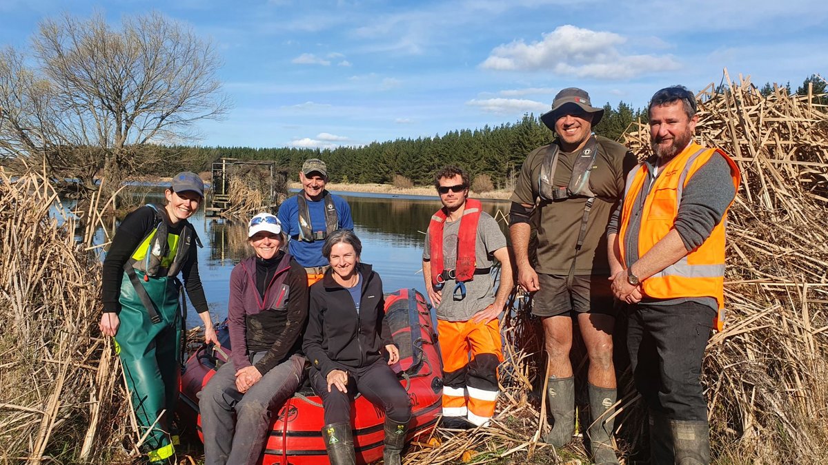 lakes380's tweet image. Enjoying the sampling of Lake Koitiata today with the help of Mark Mitchell from Horizon Regional Council and Chris Shelton from Ngati Apa. #cawthroninstitute #gnsscience #paleolimnology #conservation #lakes #lakehealth #fieldwork