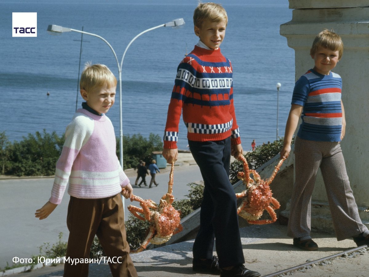 #архив_ТАСС
Юные жители Владивостока после удачной охоты на крабов.
СССР, 1979 год.
