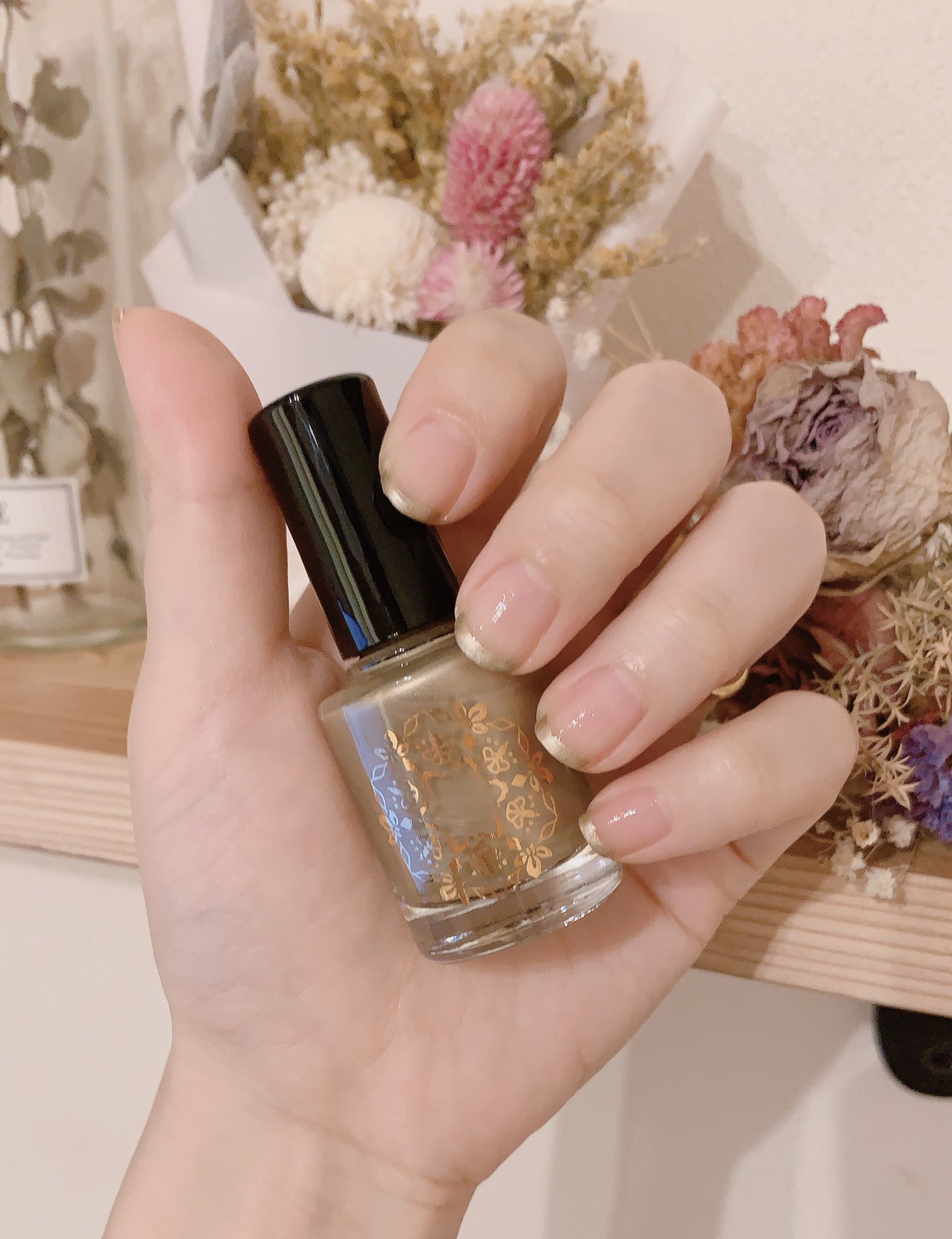 تويتر 𝐦𝐞𝐞𝐜𝐨 みーこ イラストレーター على تويتر 以前ジェルネイルで塗ってもらったデザインが大好きで似たよう なマットゴールドマニキュアを探し Cosme Nipponの 加賀の光彩と縁付金箔のネイルカラー 01 金色 こんじき がイメージに近くて嬉しい