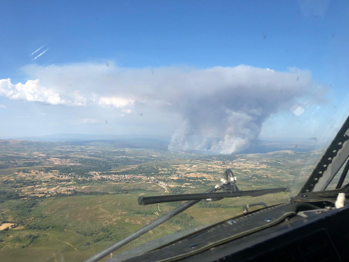 EjercitoAire's tweet photo. Así se veía ayer el #IFSanMillaoCualedro desde nuestros #Apagafuegos del #43Grupo.
Entre los cuatro, que ayer lucharon en #Galicia, lanzaron más de 200 toneladas de agua.
#ApagaYVamonos
@mitecogob @UMEgob https://t.co/IniPZBW2gN