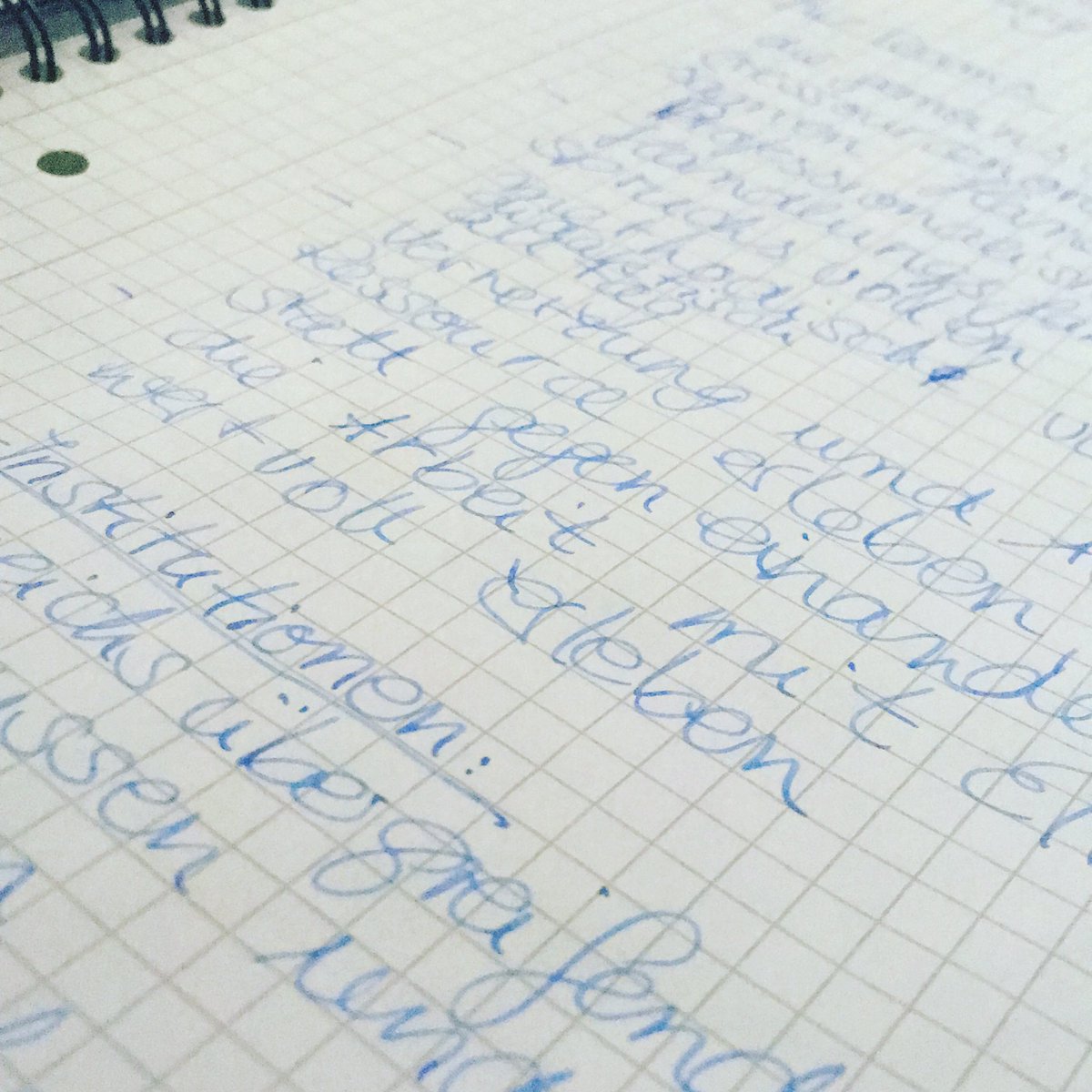 ankerkraft's tweet photo. Wie mein Hirn arbeitet: auf Gedanken rumdenken, wieder weiterziehen lassen, hier &amp; dort etwas lesen, wirken lassen, aufschieben, sich selber vertrösten... dann unvermittelt hinsetzen &amp;&amp; in 30 Min. runterschreiben was gebraucht wird. 😄#anonymehyperkinetikerin https://t.co/AEV5cOAuFb