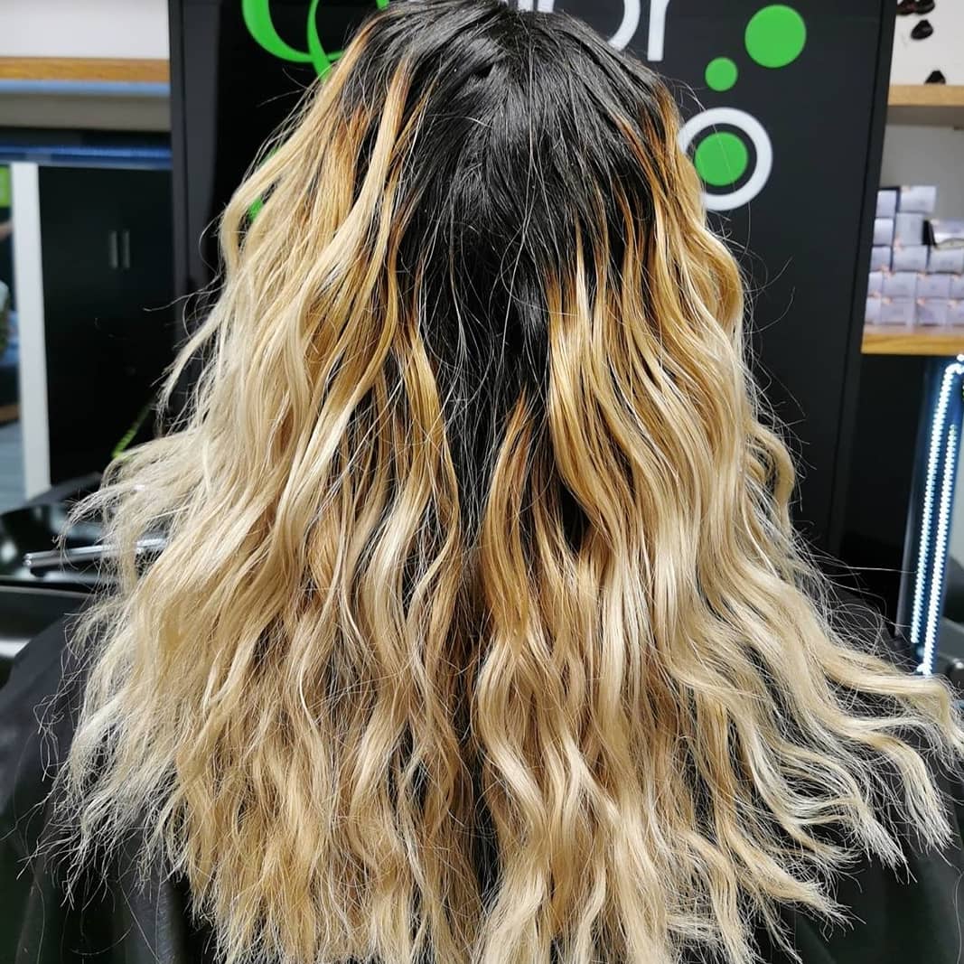 Beiabeauty's tweet photo. ¿Quieres ser rubia? WE GOT YOU👩🏼🙌🏼
Hacerte un #CambiodeLook en #BeiaExpress será probablemente una de las mejores decisiones😌💚 Nuestro #BeiaTeam está preparado para dejarte como sueñas😉
-
💇🏽♀️ by: @milanes_artist
-
#beiasantiago #lacasitaverde #beiateam #wedobeauty https://t.co/233b0QDJhe