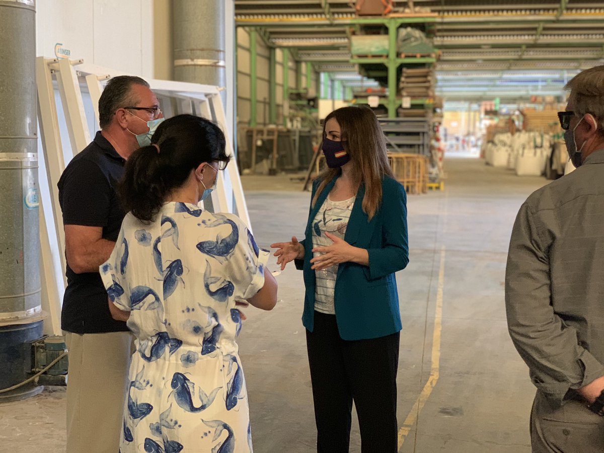 Rebepl's tweet photo. He visitado @equidesa , una empresa murciana que apuesta por la fabricación propia y que ha diseñado los 400 nuevos aparcabicis que vamos a instalar en Murcia.
⏩Marca Murcia, diseño innovador, más durabilidad y funcionalidad para los usuarios de la bicicleta.
#OtraMovida https://t.co/NItjNiS95i