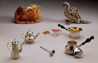 Next is Martha Edlin's needlework suite, all housed at the  @V_and_A. This is her casket and some of the many goodies found inside it. Look at that goose and those miniature gloves!