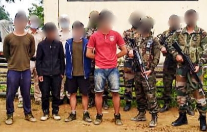 PRODefDehradun's tweet photo. Based on specific input, the troops of #AssamRifles apprehended four cadres of #KYKL & #PREPAK near #Kasong village in #Kamjong District of #Manipur on 27 Jul 2020. The apprehended individuals have been handed over to the Police for further investigations. #HarKaamDeshKeNaam https://t.co/jgqT0qKABT