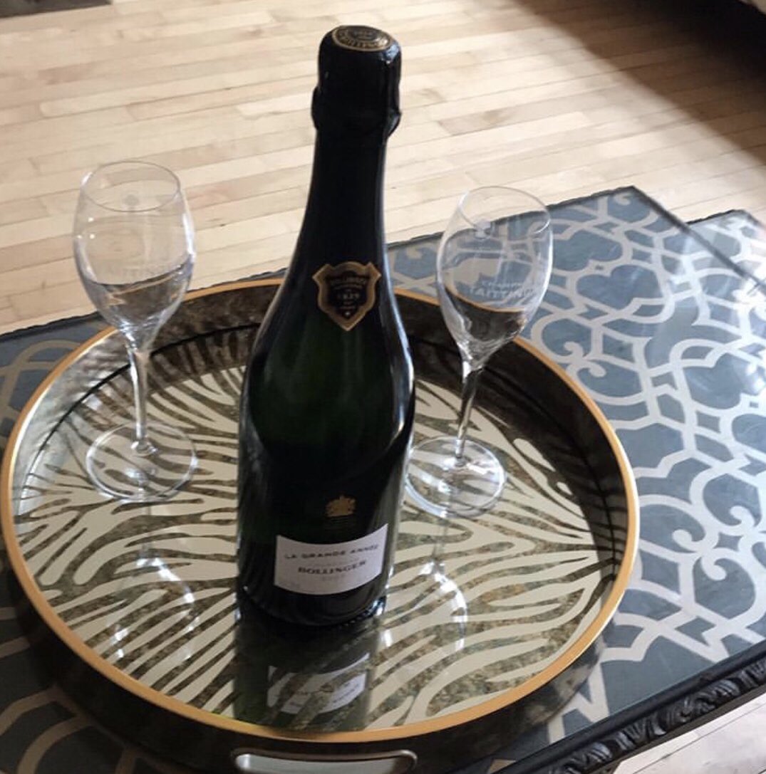 SerenityKnuts's tweet photo. Bolly anyone? 🥂🍾
Our customers sure do know how to enjoy our goodies in style!
#ThankYou #Enjoy #Glassware #Trays #Barware #Champagne #Gifts #SerenityDesigns #WithAttitude #Knutsford #Cheshire https://t.co/oQm2s9lVJW