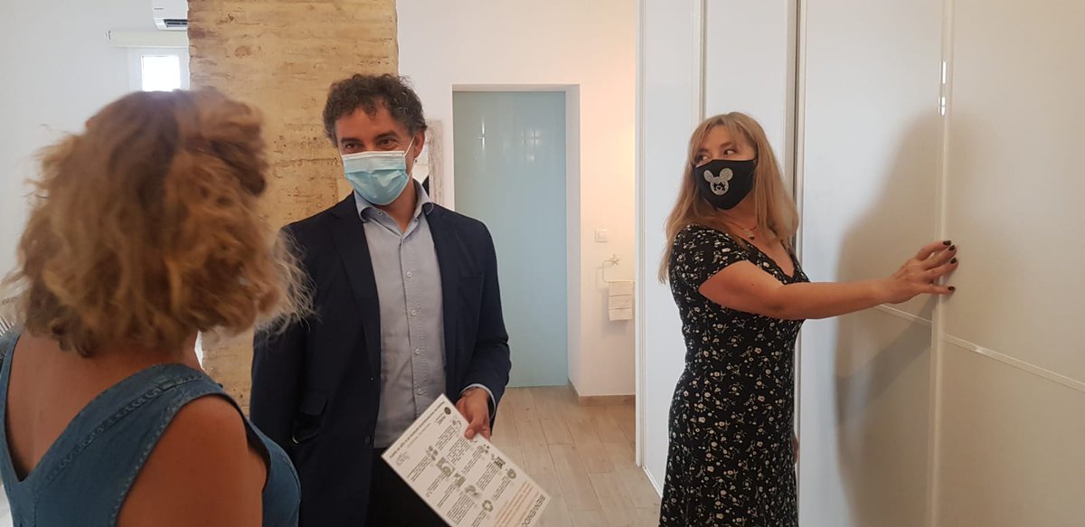 GVAturisme's tweet photo. ✅Desinfección de la vivienda
✅Entrega de llaves
✅Toma de temperatura
✅Entrega de gel e información de seguridad

🏠Así se atiende a cada viajero que llega a una vivienda turística reglada como la que ha visitado hoy el S.A. Turisme @FraColomer en València https://t.co/0LcMcxBJRY