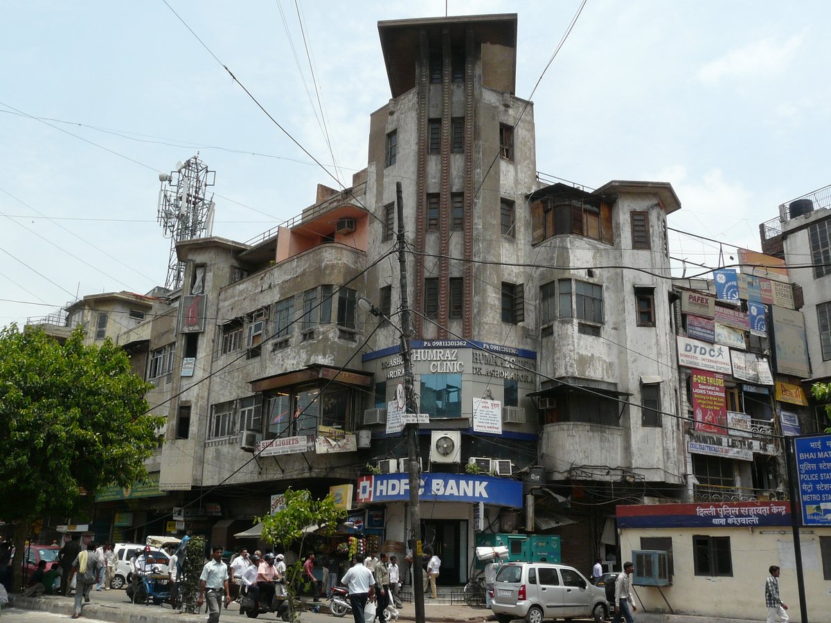 #commercialdeco #decoindelhi
Found this treasure in the busy streets of #chandnichowk, more popularly known an #shankarterrace built around 1937/38. Originally had H.C. Sen's clinic, the first allopathy doctor in India and a #printingpress. Photos - <a href="/bharg_sanjay/">sanjay bhargava</a>, <a href="/sarsonkekhet/">Sarson ke Khet</a>