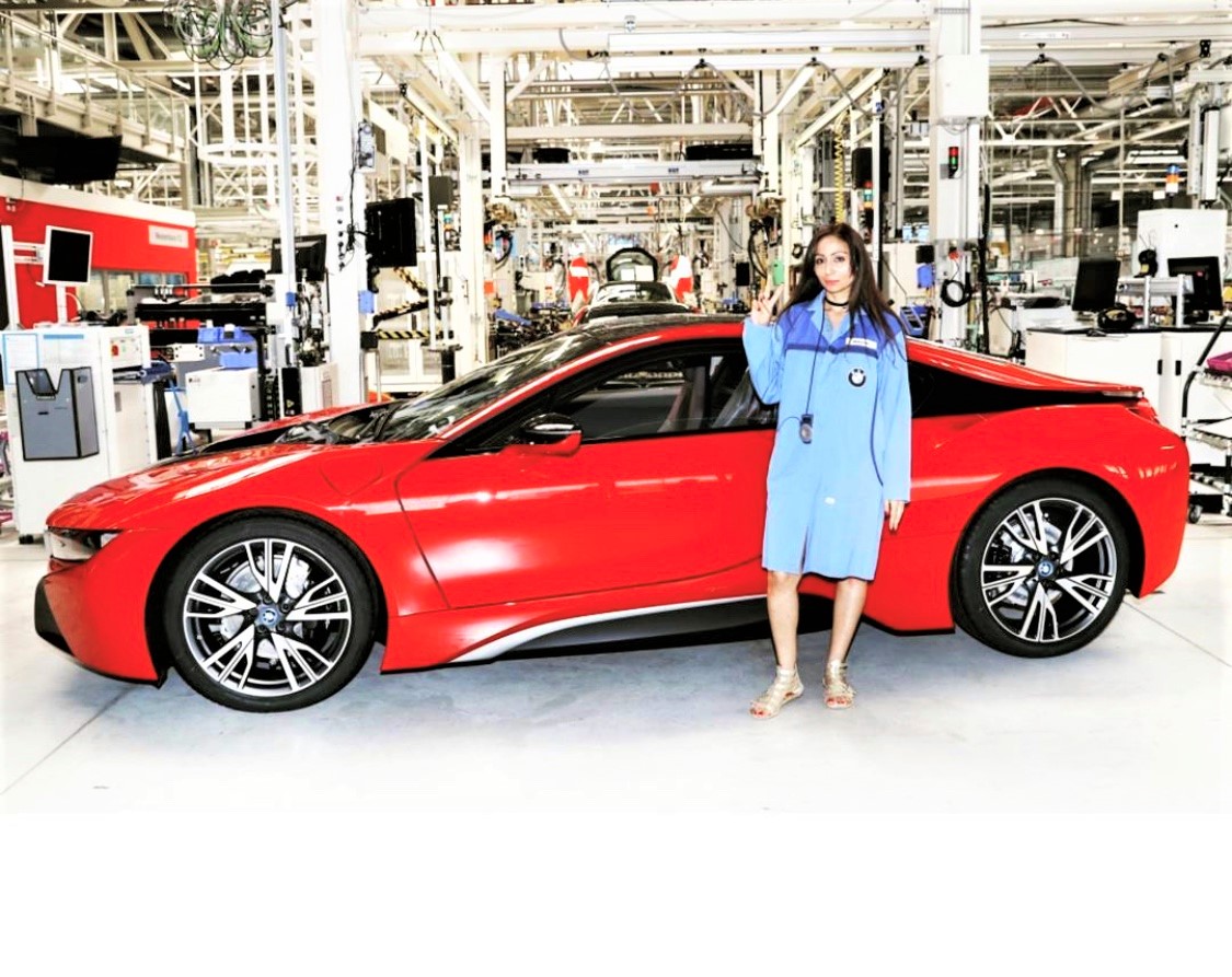 A reminder that it's the final week of our BMW i Park Lane social media accounts.
If you haven't followed already, please follow @BMWParkLane and continue to show your support. 

Here is @i8_and_the_girl on a BMW Factory tour, next to a stunning BMW i8 Coupé.

#BMW #i8