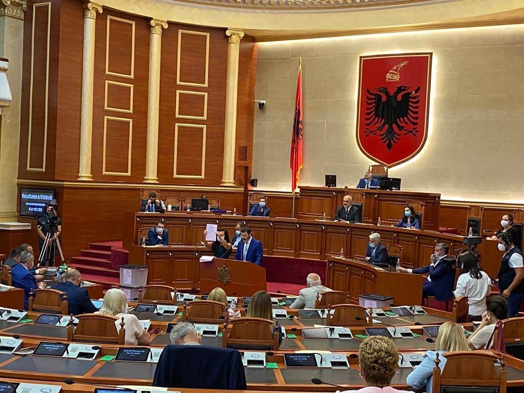 Populli zgjedh përfaqësuesit në kuvend!

Listat zgjedhore mund të hapen pas ndryshimeve të sotme kushtetuese, duke shënuar kështu një moment historik për demokracinë shqiptare. 🇦🇱