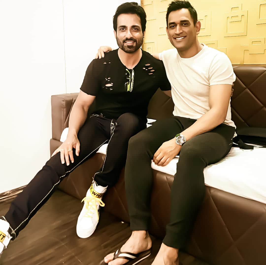 Ganesh__9999's tweet photo. #HBDRealHeroSonuSood
Two living legends.... 🇮🇳🇮🇳🇮🇳🙏🙏🙏🇮🇳🇮🇳🇮🇳 https://t.co/qBRwYRjaDO