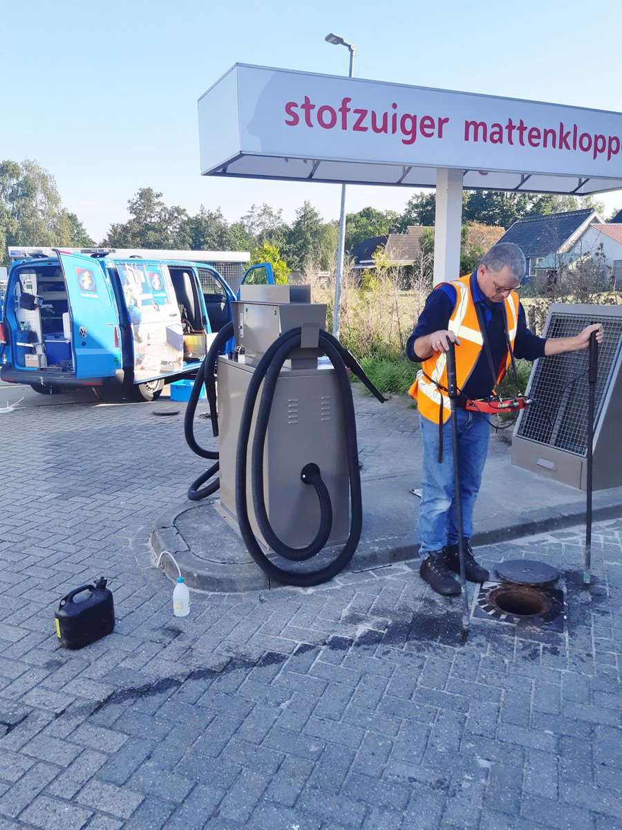 gerard_drost's tweet photo. Bij collega Luuk @elkedagveiliger interne audit uitgevoerd, o.a. controle #KB, #aarding, #waterbezinksel en #grondwatermonsters. Mogelijk coatingdefect opgespoord m.b.v. #intensief- en #DCVG meting. Alles in kader #ISO9001, #RvA, @SIKB_info, @ssvv_vca. Mooi dagje. https://t.co/lSlQqhfxRb