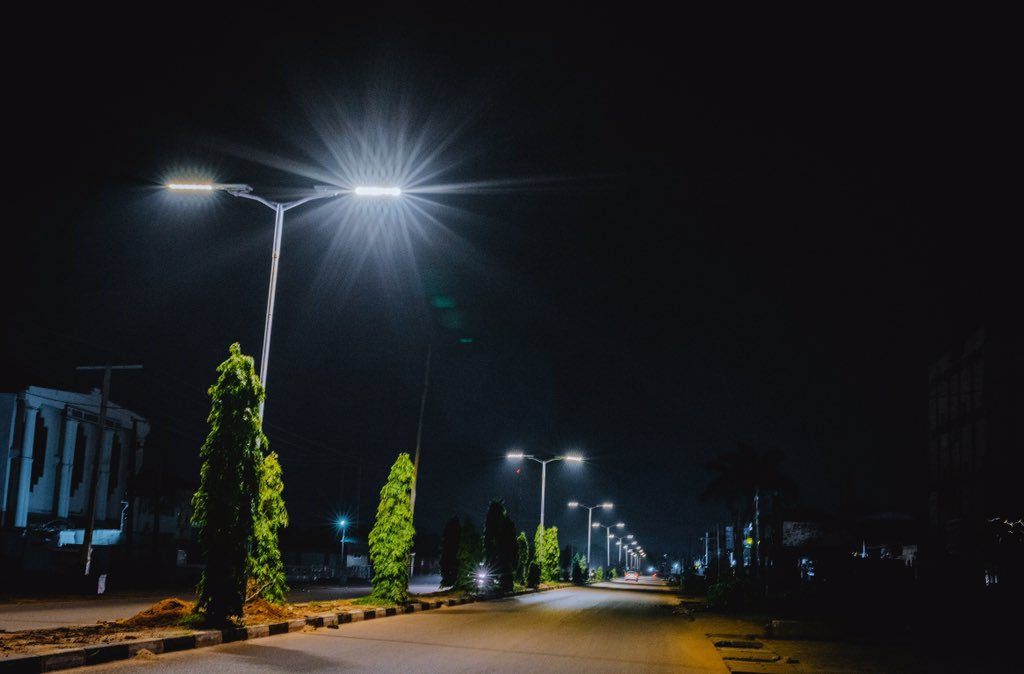 #KadunaUpdates  :  The New Solar powered streetlights installed at Constitution Road by the administration of Governor @elrufai

#StreetsLight #KadunaUrbanRenewalProject. #kadunaUrbanRenewal #TeamElrufai #LightUpKD