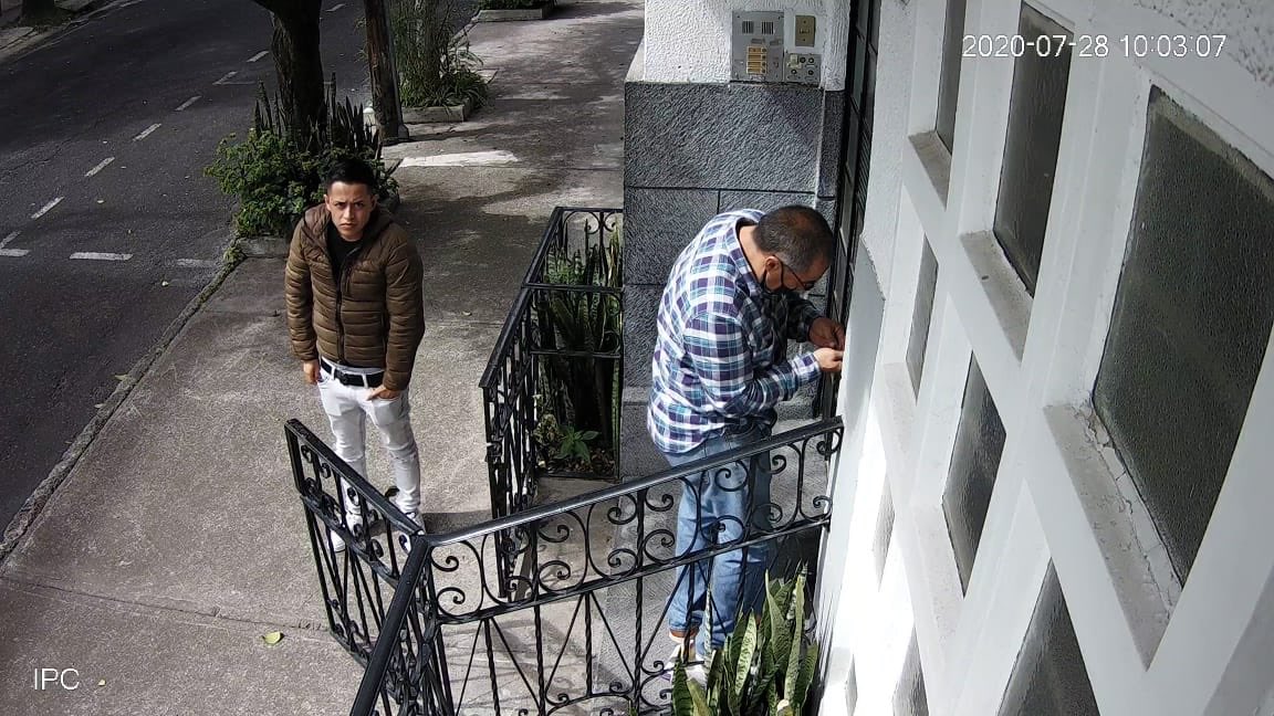C_ConstructorBJ's tweet photo. PELIGRO
El pasado 28 de Julio estos dos individuos trataron de ingresar a un domicilio en San José Insurgentes @sanjoseinsurgen para asaltar a quienes viven ahí

Afortunadamente no pudieron, si los reconoces por favor denúncialos al 911 @SSC_CDMX @UCS_GCDMX @OHarfuch https://t.co/p7eouixHSP