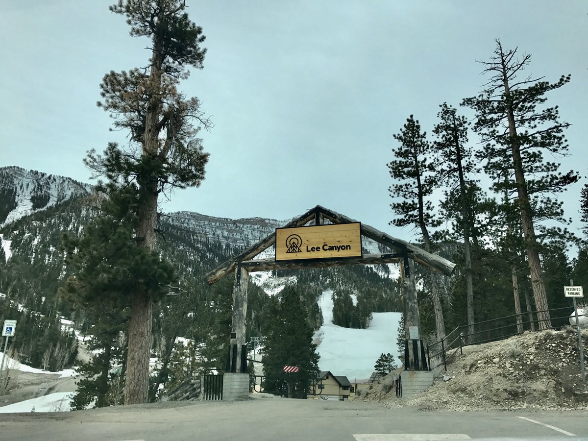 beaushow314's tweet photo. Want to snow ski while in Las Vegas?  Well, for over 50 years thousands have carved the slopes of Lee Canyon Ski Area about a half hour Northwest of the strip!  #BeauTheTravelGuy #Travel #Tourism #Airlines #LasVegas #Nevada #America https://t.co/roGtDgFSie