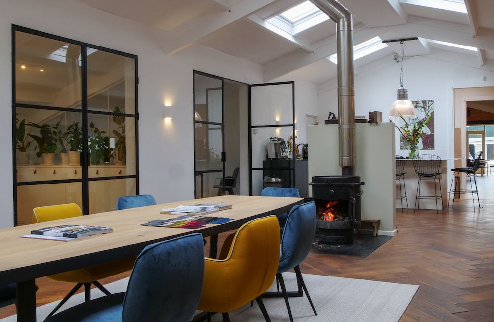 Ga jij deze #zomer je woning opknappen? Kom dan #inspiratie opdoen in onze #showroom! Bekijk ons ruime aanbod #houtenvloeren, #stalendeuren of stel jouw #eettafel samen. . Alles wordt op maat gemaakt zodat het perfect aansluit op jouw #interieur. Tot snel! ☕️