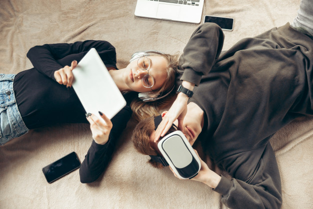 MasteringDigit2's tweet image. The COVID-19 pandemic forced Marketers to learn how to take their &quot;in-store&quot; experiences or launches and create digital &quot;in-home&quot; ones, a field many were previously not familiar with. Read &quot;Shifting Live Events to Digital and Hybrid Experiences&quot; here ➡️ bit.ly/309CvLi