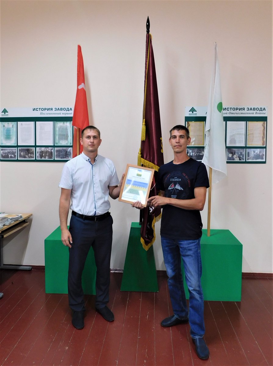 DNKDOZ's tweet photo. Первый заместитель Главы Администрации Инзенского района М.С. Киреева и директор районного Центра развития предпринимательства Н.П. Пензяков, вручая Свидетельство Е.Н. Кадышеву, отметили огромную роль Инзенского ДОЗа и его партнерских фирм в экономике и социальной сфере Инзы. https://t.co/OHocCGptmi