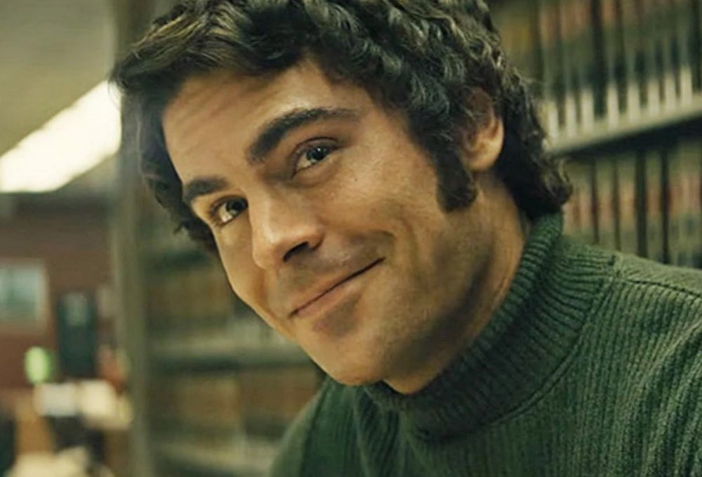 Setelah nonton dokumenter Ted Bundy di Netflix, tonton deh film tentang Ted Bundy yang diperankan oleh Zac Efron dan Lily Collins. Tapi di film ini lebih menceritakan dari perspektif pacar lamanya yang ‘menolak’ kenyataan bahwa Ted Bundy adalah seorang kriminal.