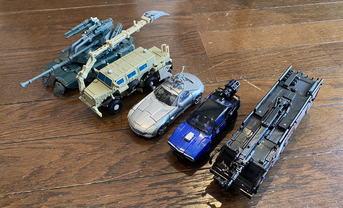 青空 Tf 特撮 映画 アメコミ人生 トランスフォーマー 映画でのディセプティコンが変形するビークルは戦闘機 戦車 軍用ヘリ 地雷除去車 建設重機 パトカー ゴミ収集車 トラックキャブ レッカー車 バイクなどバラエティ豊かなのが特徴