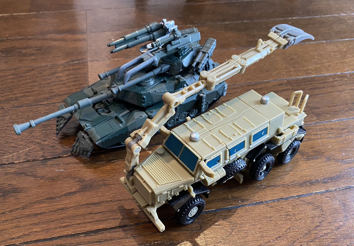 青空 Tf 特撮 映画 アメコミ人生 トランスフォーマー 映画でのディセプティコンが変形するビークルは戦闘機 戦車 軍用ヘリ 地雷除去車 建設重機 パトカー ゴミ収集車 トラックキャブ レッカー車 バイクなどバラエティ豊かなのが特徴