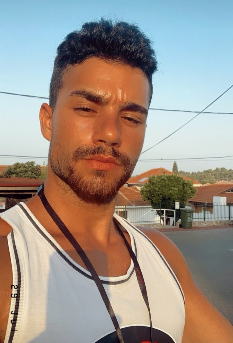 Acabar de entrenar y estar sudando a más no poder.
#FreeRol #sexrol