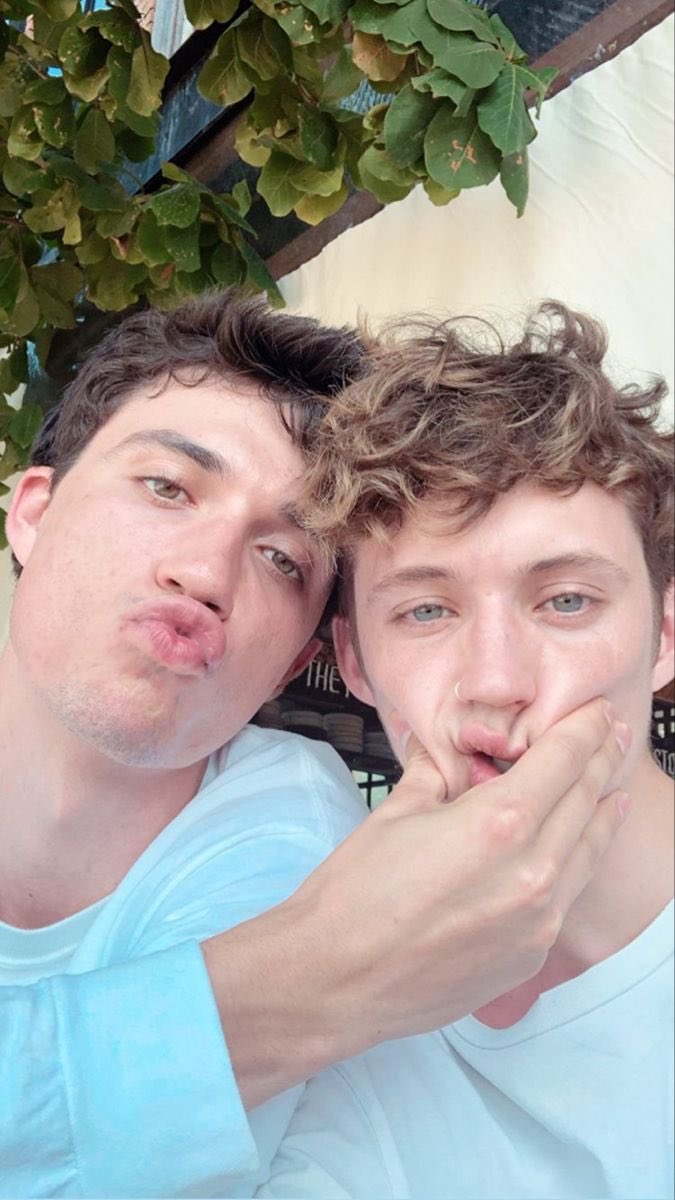 BrayDMES's tweet photo. Troye terminó con su novio de años (hace meses si, wbk)...Entonces sacó “Easy” y es un masterpiece, PERIOT!! El mae ha dicho que la canción es SUMAMENTE personal (o sea que es sobre la roptura con su ex novio). Y verlo poner tweets del mae extrañando a Jacob es tan 🥺💔
#Tracob https://t.co/SCmJL3XwuU