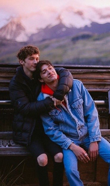 BrayDMES's tweet photo. Troye terminó con su novio de años (hace meses si, wbk)...Entonces sacó “Easy” y es un masterpiece, PERIOT!! El mae ha dicho que la canción es SUMAMENTE personal (o sea que es sobre la roptura con su ex novio). Y verlo poner tweets del mae extrañando a Jacob es tan 🥺💔
#Tracob https://t.co/SCmJL3XwuU