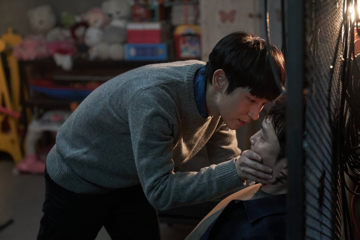 NAMOOACTORS2004's tweet photo. 오른손엔 망치🔨, 왼손엔 결혼 반지💍
백희성 당신,,, 왜 자꾸 날 시험에 들게 하는 건데

#이준기 #tvN #수목드라마 #악의꽃 #백희성 #오늘밤 #10시50분 #본방사수 #Leejoongi https://t.co/hDupifEUnZ