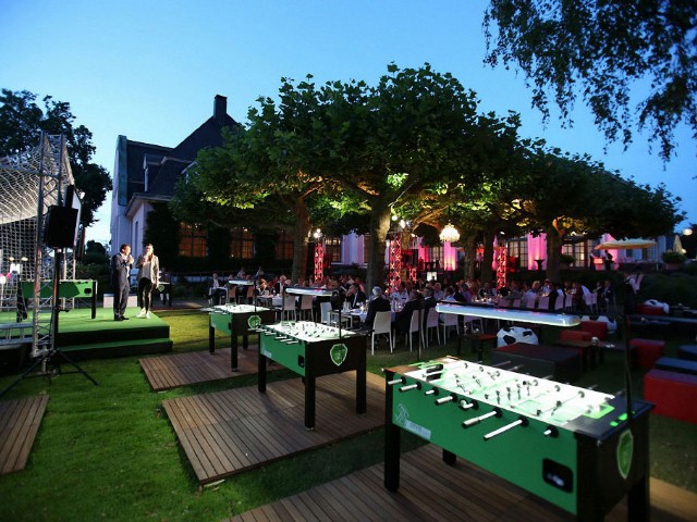 hulpbijevents's tweet image. KickerProfs tafelvoetbal events Verbroedering tussen leidinggevenden en collega’s en ultiem plezier voor relaties. zpr.io/6ureX