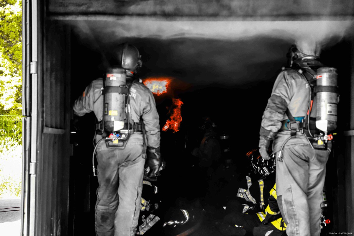 sdis08's tweet photo. #Formation #Ardennes La formation des futurs sapeurs-pompiers de la compagnie 3, s'est clôturée par l'observation des phénomènes thermique en milieu clos. #ACIER #Caisson #Backdraft #Backdraught #Flashover #Croissance #EGE #PleinDéveloppement #Décroissance #Extinction https://t.co/pb8i9ETDQC