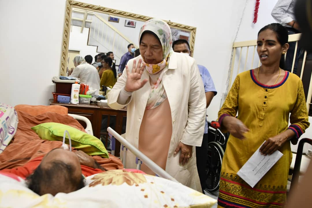 zuraida_my's tweet photo. Admin | Menziarahi Puan Suguna yang terlantar akibat penyakit angin ahmar serta mengalami masalah kewangan dalam pembayaran sewa rumah.

Menyampaikan sumbangan peribadi &amp; membantu untuk mmbuat permohonan mendapatkan rumah PPR DBKL di kawasan yang bersesuaian. https://t.co/Bvvi9CM1hi