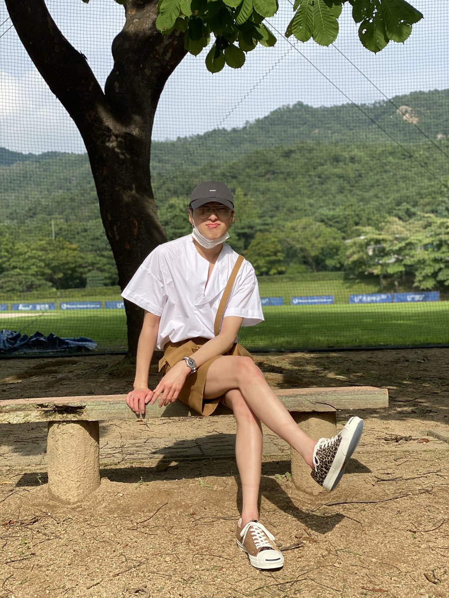 official_yoon_'s tweet photo. 잠깐일 수도 있지만 좋아진 날씨 여러분도 만끽할 수 있길 바라요! (저기 다리에 자국난 거는 모른 척 해주시길🙏🏻😅) https://t.co/FBPE41zXwW
