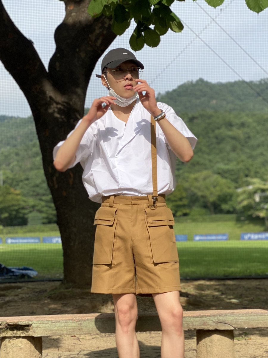 official_yoon_'s tweet photo. 잠깐일 수도 있지만 좋아진 날씨 여러분도 만끽할 수 있길 바라요! (저기 다리에 자국난 거는 모른 척 해주시길🙏🏻😅) https://t.co/FBPE41zXwW