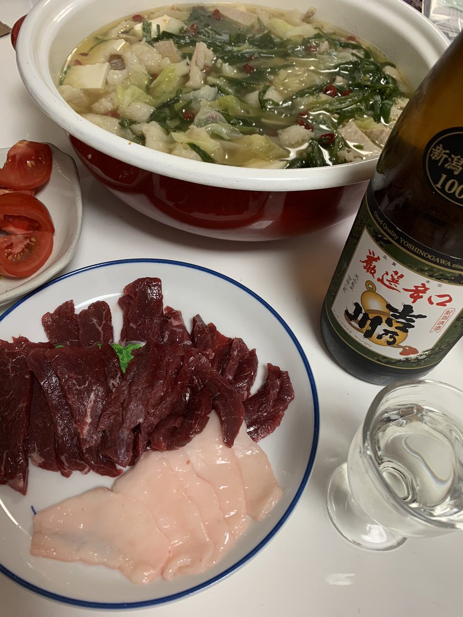 もつ鍋と馬刺しと厳選辛口吉乃川。

#馬刺しまだ凍ってた　#もつ鍋食べてる間に食べ頃になってた