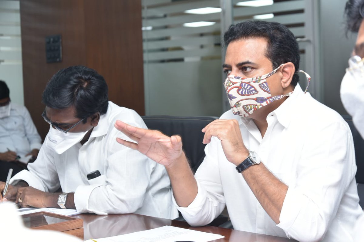MA&UD Minister @KTRTRS reviewing the various development and welfare initiatives taken up in Municipalities of erstwhile Khammam district.