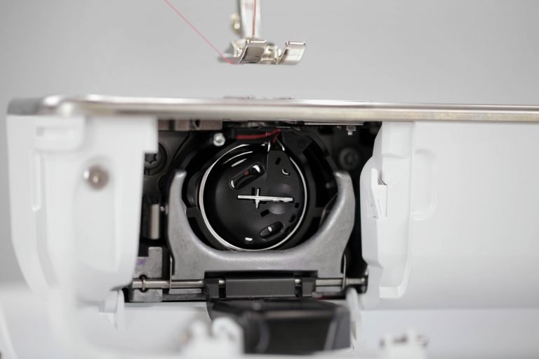 berninauk's tweet photo. Proper maintenance of your #sewing sewing machine is really important. If you take care of your machine regularly, you will enjoy it for a long time. But how, how often and where should you oil your machine &amp; what oil to use.
Click here for more: https://t.co/zUCw6FZQEV https://t.co/VVpjvRfTWT
