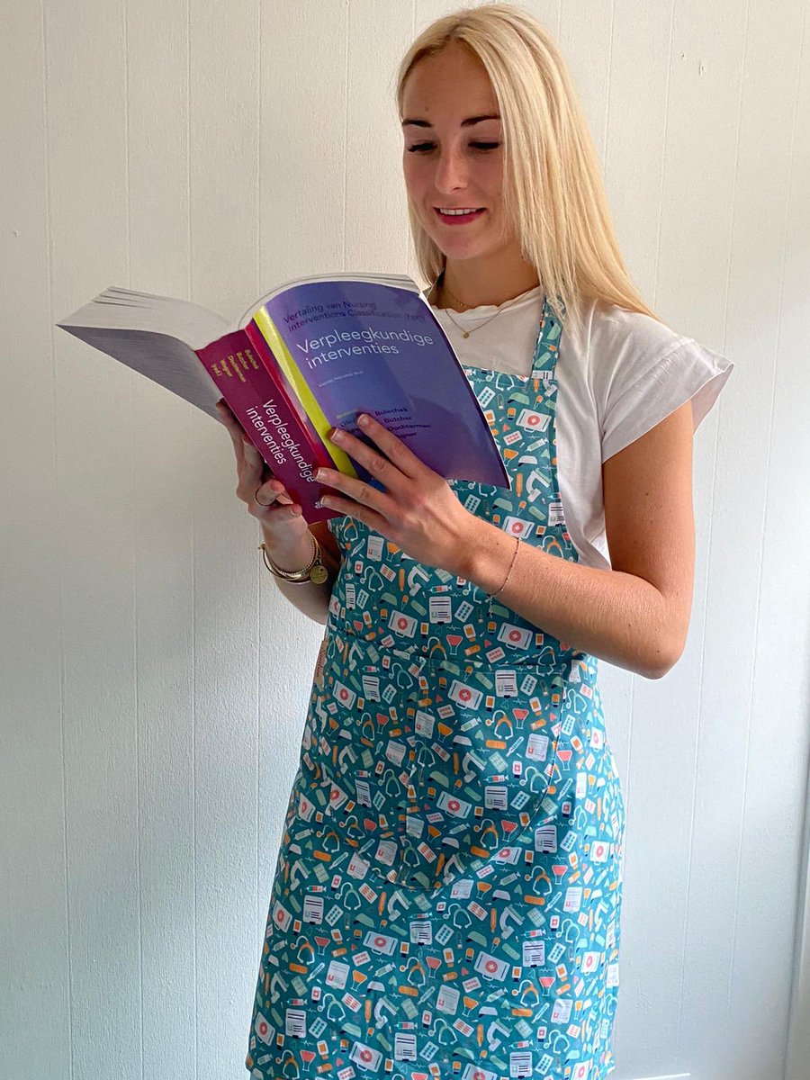 sjuulien's tweet photo. Schort Medisch.🩺💊
Wat een mooie kleur en leuke afbeeldingen, is je hobby verplegen/opereren/verzorgen 🧪en koken je vak? 🥣🍽🌡Dan is dit cadeau bij uitstek geschikt voor jou!
https://t.co/0ULJ8YD3vw
#koken #keuken #inspiratie #kok #kokerellen #schort #Assen #Annen https://t.co/3yqSKDdGpQ