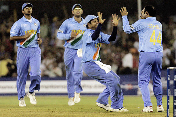 @ImRaina HAD ANNOUNCED HIS ARRIVAL AT THE BIG STAGE.With all this, he was continuously making a mark with his gun fielding & was changing the face of Indian fielding alongside  @YUVSTRONG12 &  @MohammadKaif.(12/n) #15YearsOfRaina