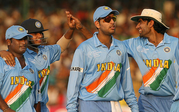  @ImRaina HAD ANNOUNCED HIS ARRIVAL AT THE BIG STAGE.With all this, he was continuously making a mark with his gun fielding & was changing the face of Indian fielding alongside  @YUVSTRONG12 &  @MohammadKaif.(12/n) #15YearsOfRaina