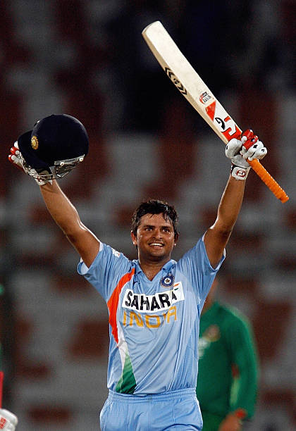 Then came the time when  @ImRaina became a regular fixture of the Indian LOI setup.He scored heavily in the Asia Cup 3 and 4. He scored 372 runs @ 74.4 including 2*& 2*50. These are still the most runs scored by an Indian in single edition of an Asia Cup.(17/n) #15YearsOfRaina