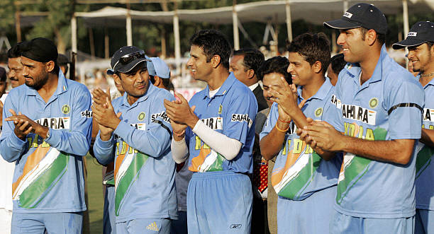 PRE 07' INJURY #OnThisDay in 2005, @ImRaina received his first intl. cap (159) from his Idol, Rahul Dravid. Unfortunately he was adjudged LBW on his very 1st ball. However,he didn't let it reflect on the field & affected an excellent runout of Atapattu.(10/n) #15YearsOfRaina