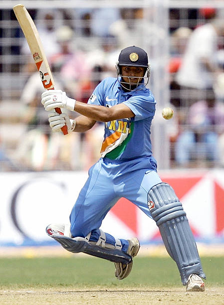 Next year in 2006, he also featured in India's first ever T20i playing XI (cap 8). After getting just 5 innings in first season he got a good run in 2006. He showed his class & scored 3 fifties including his 1st MOM winning 81* in England's Tour of India.(11/n) #15YearsOfRaina