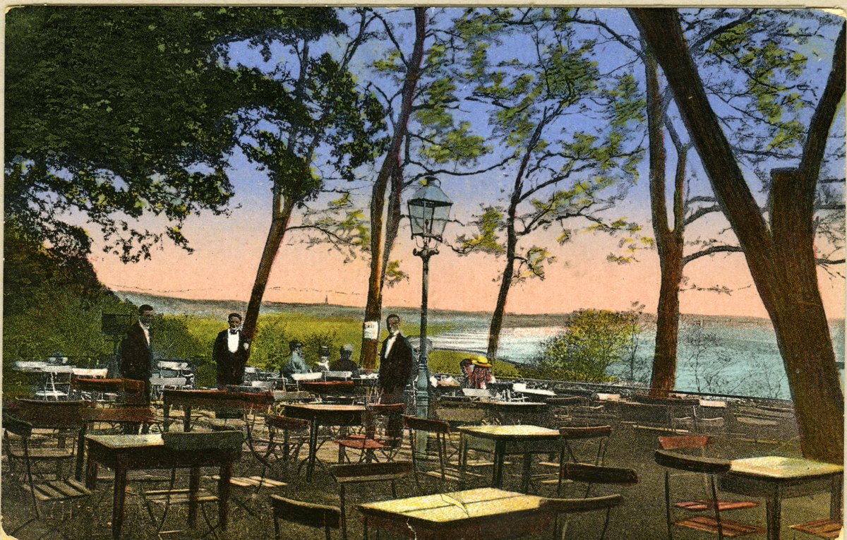 geldersarchief's tweet photo. Zo'n 100 jaar later is dit nog steeds een prachtige locatie om te zijn: het #terras van Café-Restaurant "De #Westerbouwing" in #Oosterbeek . Met uitzicht op de #Rijn en de Spoorbrug (1513-3189, Public Domain Mark 1.0 licentie) https://t.co/nU290cZYfF