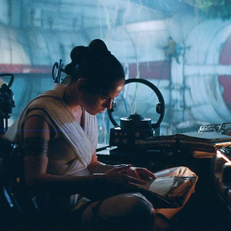  #StarWars/ #theMummyEvie/Rey reads a lot.And they like to read ancient books.Smart girls! #DaisyRidley  #RachelWeisz